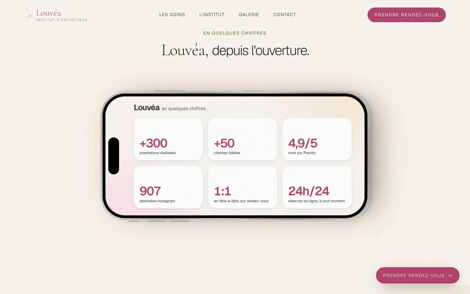 Chiffres clés de l'institut Louvéa affichés dans une maquette de téléphone